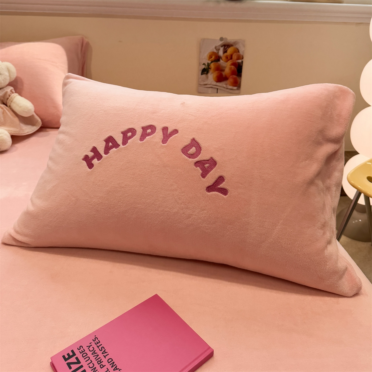 91家纺网 家纺一手货源 找家纺 857家居 2025新款卡通牛奶绒刺绣床笠 草莓猫