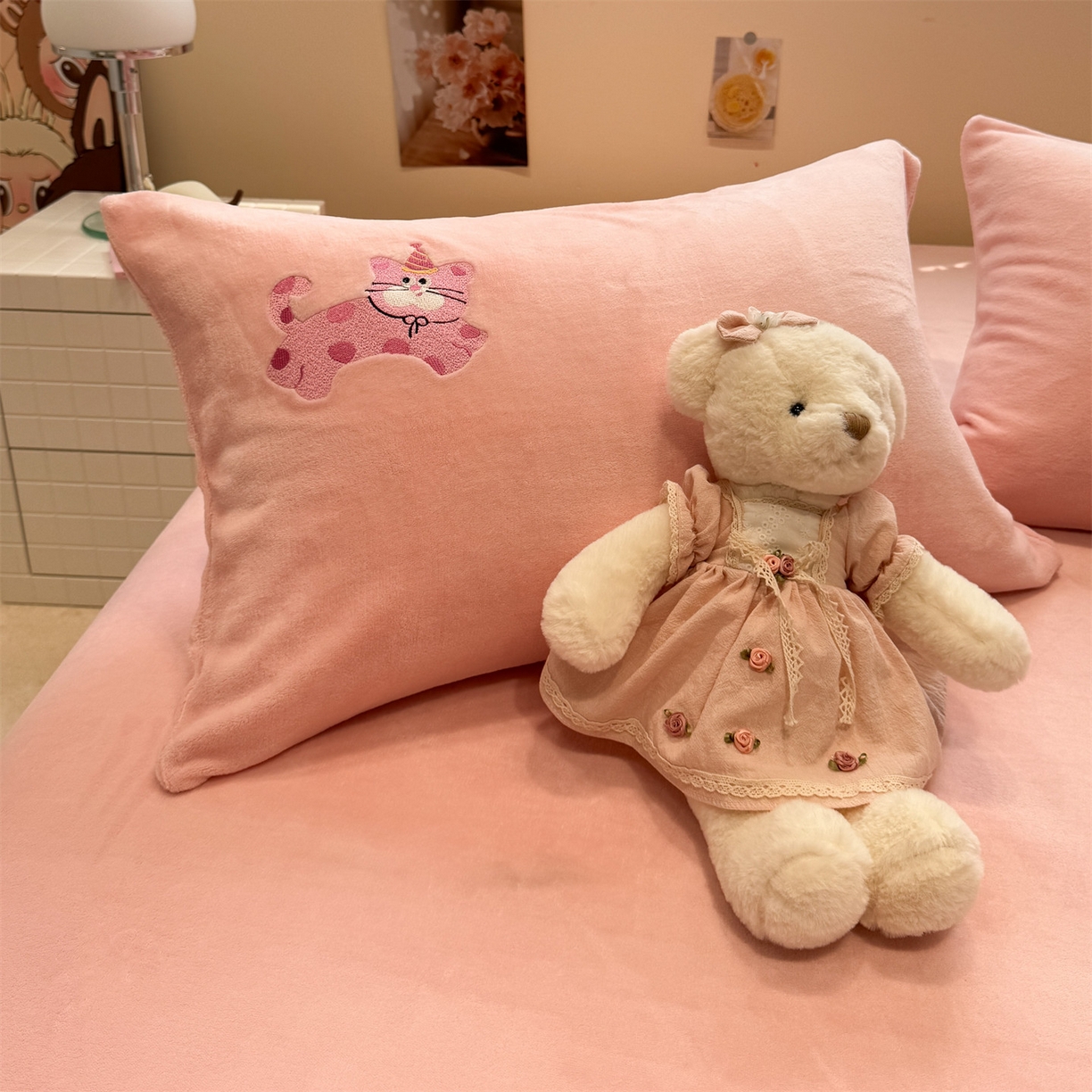 91家纺网 家纺一手货源 找家纺 857家居 2025新款卡通牛奶绒刺绣床笠 草莓猫