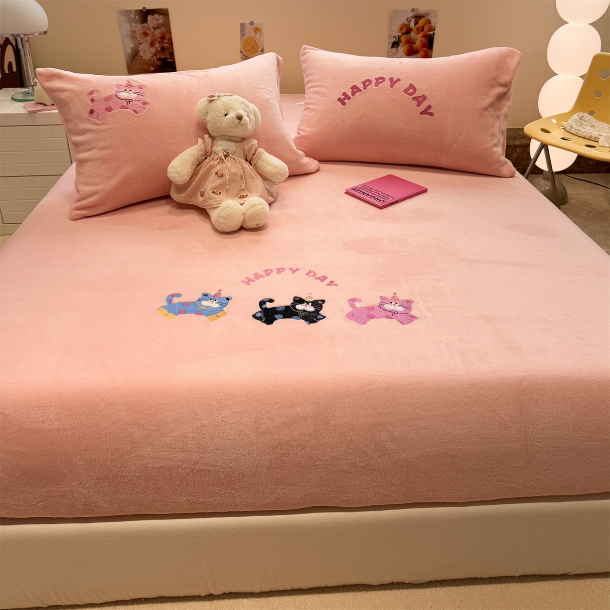 91家纺网 家纺一手货源 找家纺 857家居 2025新款卡通牛奶绒刺绣床笠 草莓猫