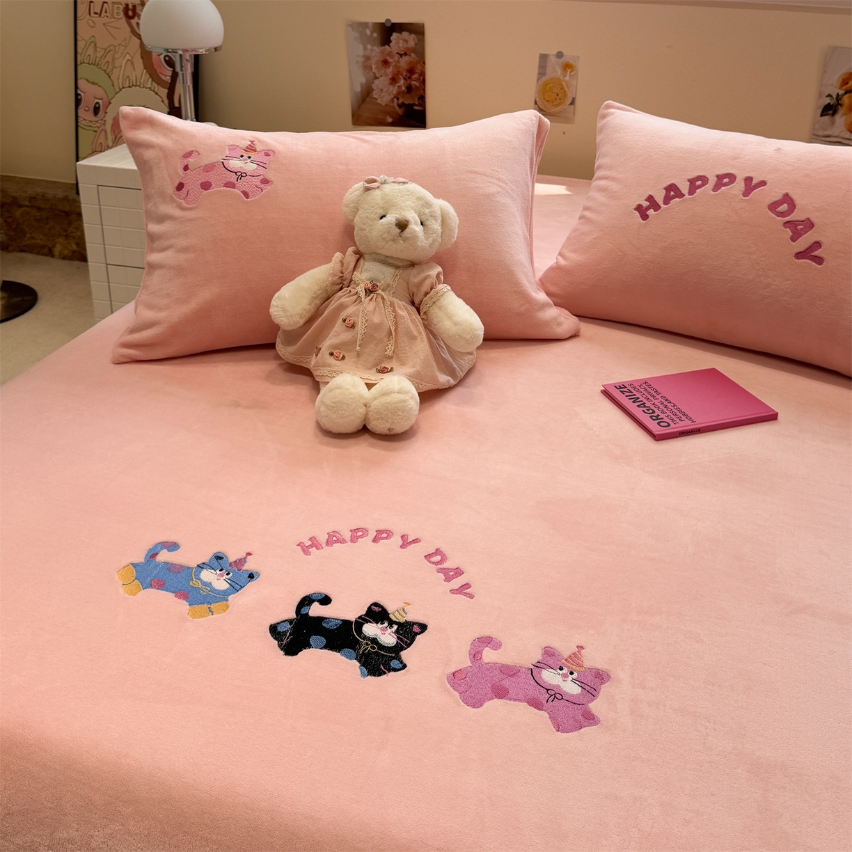 91家纺网 家纺一手货源 找家纺 857家居 2025新款卡通牛奶绒刺绣床笠 草莓猫