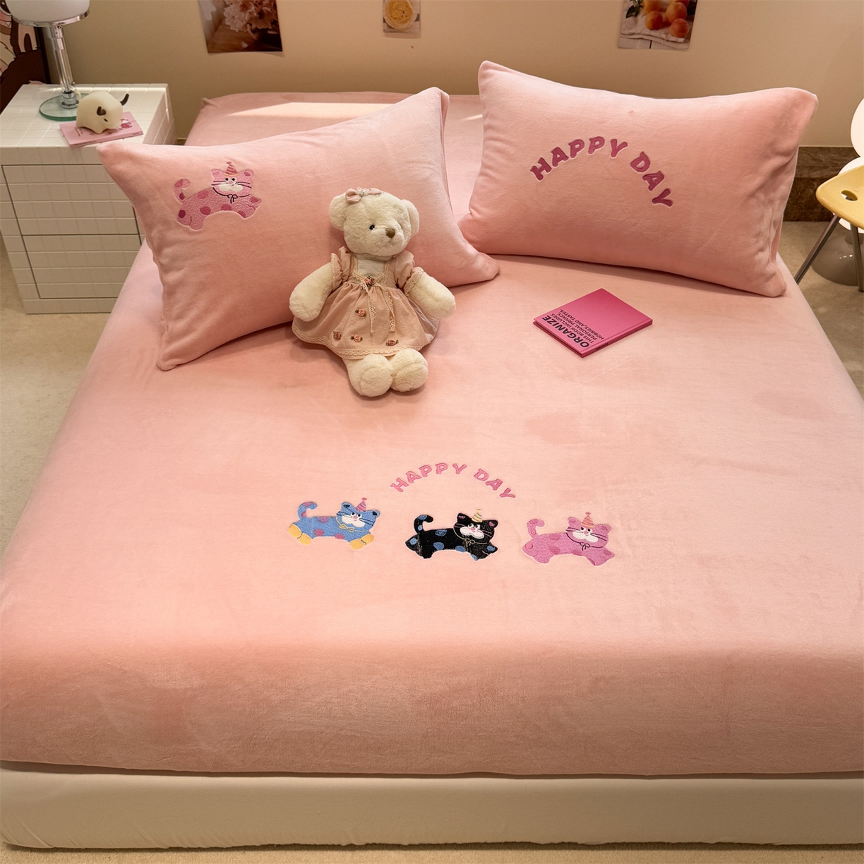 91家纺网 家纺一手货源 找家纺 857家居 2025新款卡通牛奶绒刺绣床笠 草莓猫