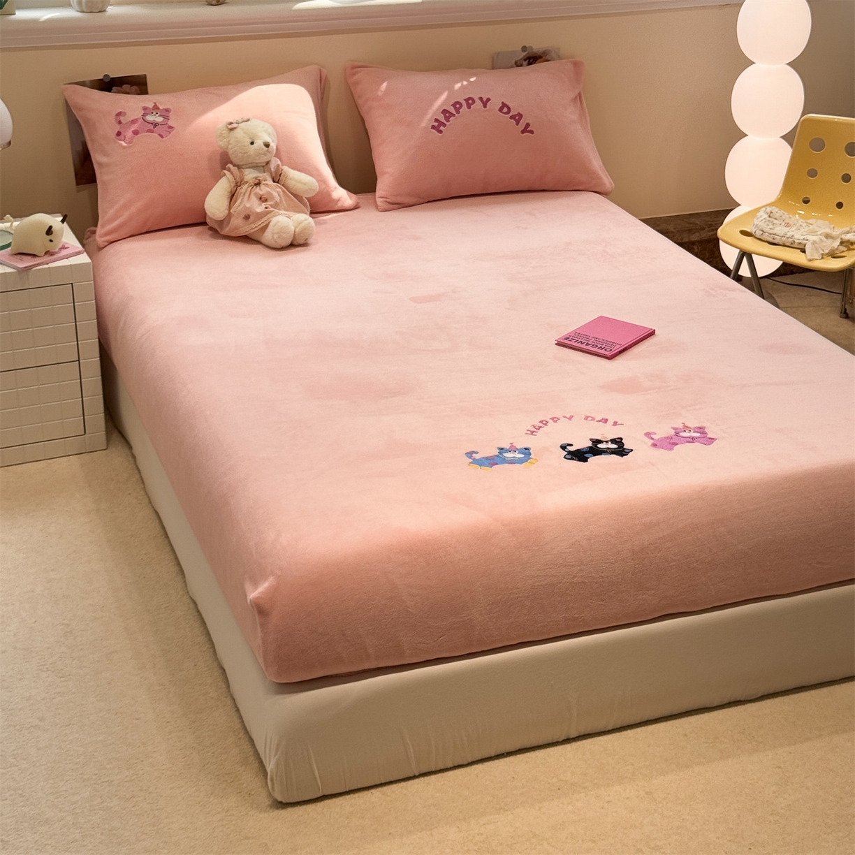 91家纺网 家纺一手货源 找家纺 857家居 2025新款卡通牛奶绒刺绣床笠 草莓猫