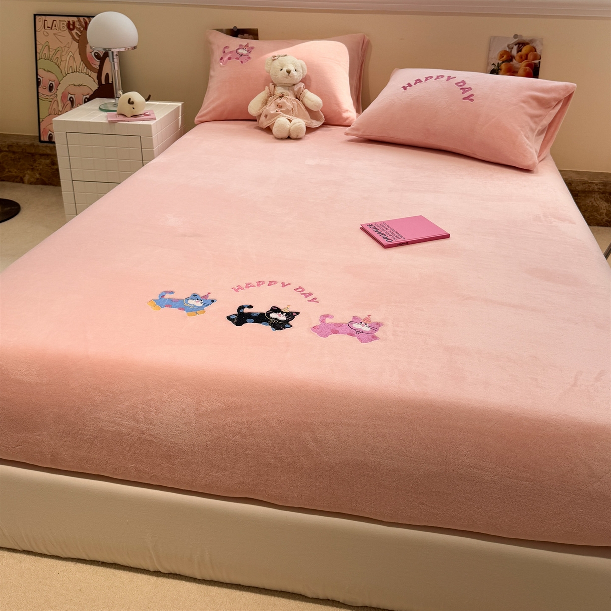 91家纺网 家纺一手货源 找家纺 857家居 2025新款卡通牛奶绒刺绣床笠 草莓猫