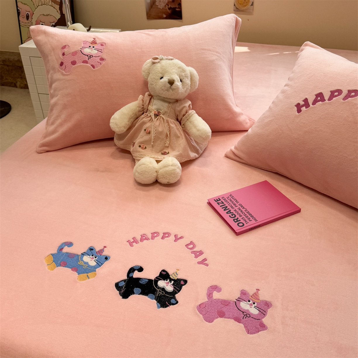 91家纺网 家纺一手货源 找家纺 857家居 2025新款卡通牛奶绒刺绣床笠 草莓猫