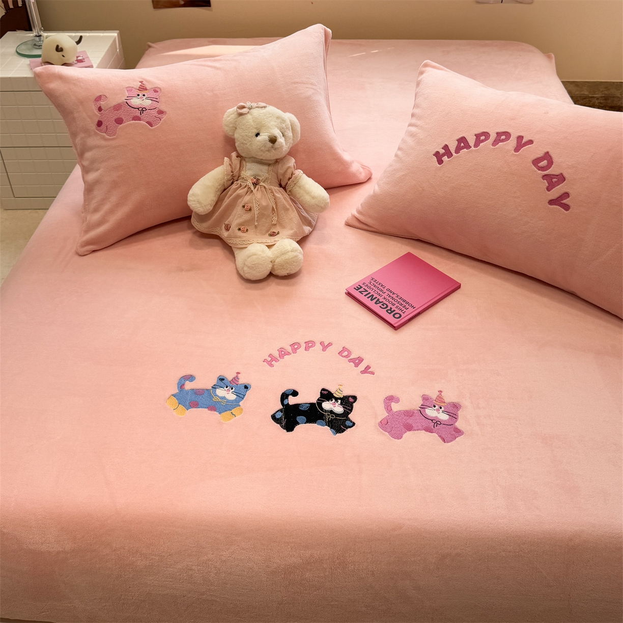 91家纺网 家纺一手货源 找家纺 857家居 2025新款卡通牛奶绒刺绣床笠 草莓猫