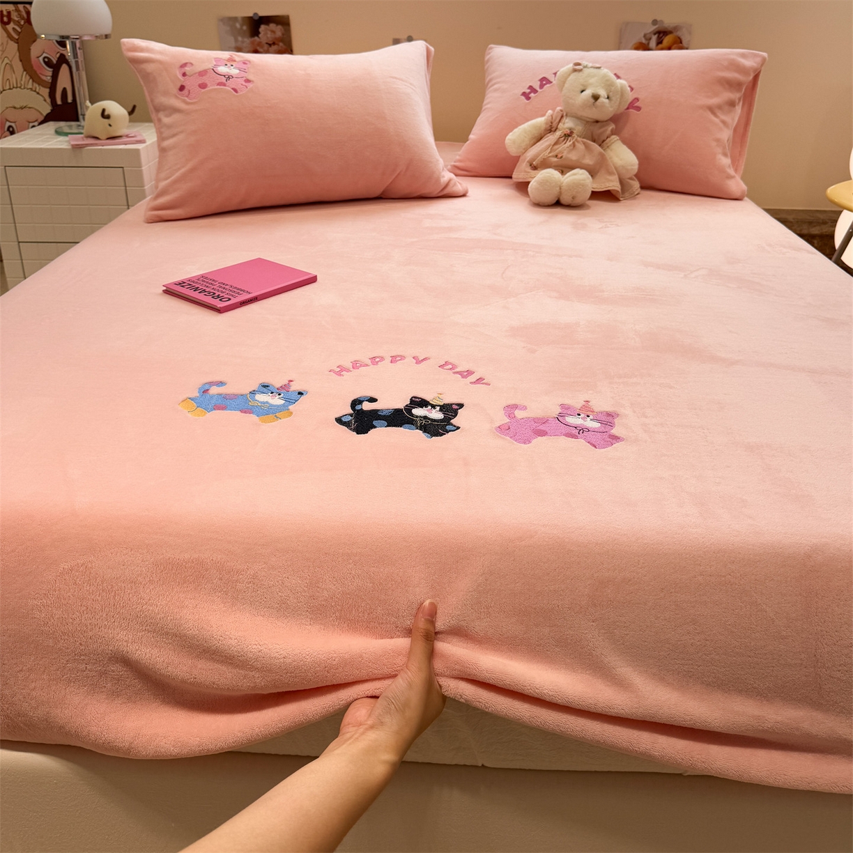 91家纺网 家纺一手货源 找家纺 857家居 2025新款卡通牛奶绒刺绣床笠 草莓猫