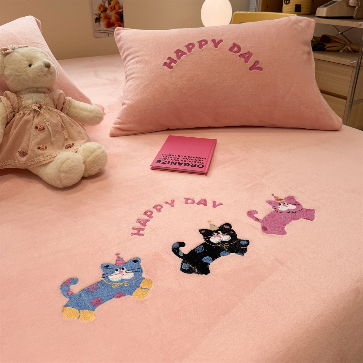 91家纺网 家纺一手货源 找家纺 857家居 2025新款卡通牛奶绒刺绣床笠 草莓猫