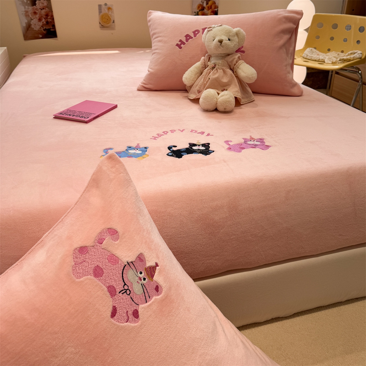 857家居 2025新款卡通牛奶绒刺绣床笠 草莓猫