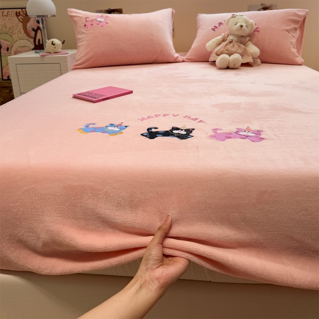 91家纺网 家纺一手货源 找家纺 857家居 2025新款卡通牛奶绒刺绣床笠 草莓猫