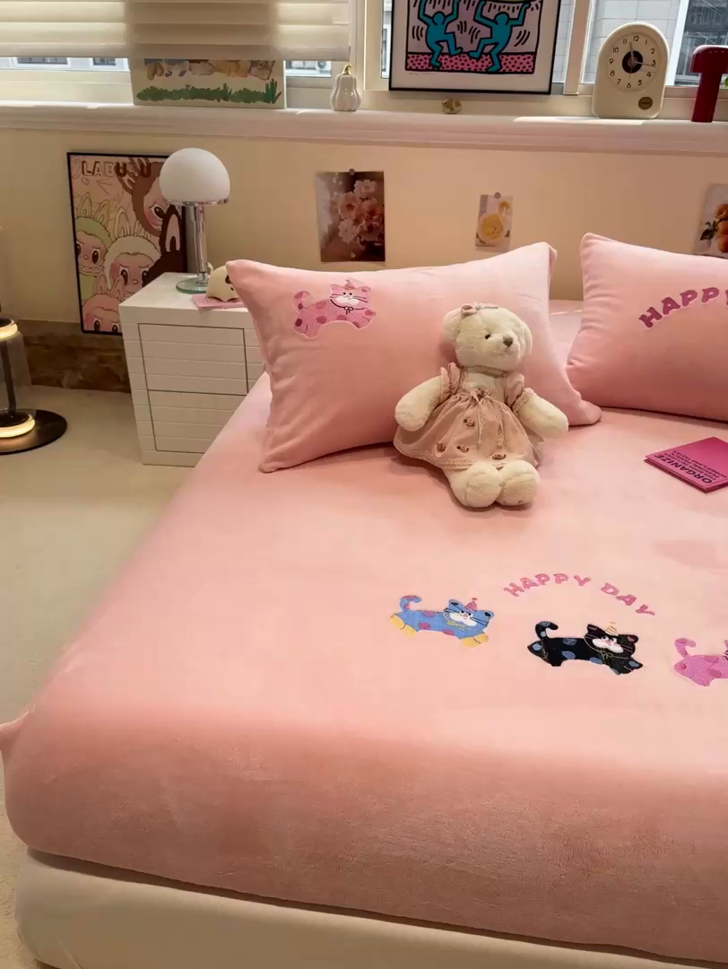 91家纺网 家纺一手货源 找家纺 857家居 2025新款卡通牛奶绒刺绣床笠 草莓猫