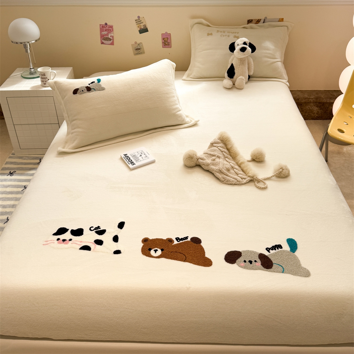 91家纺网 家纺一手货源 找家纺 857家居 2025新款卡通牛奶绒刺绣床笠 蒙趣世界