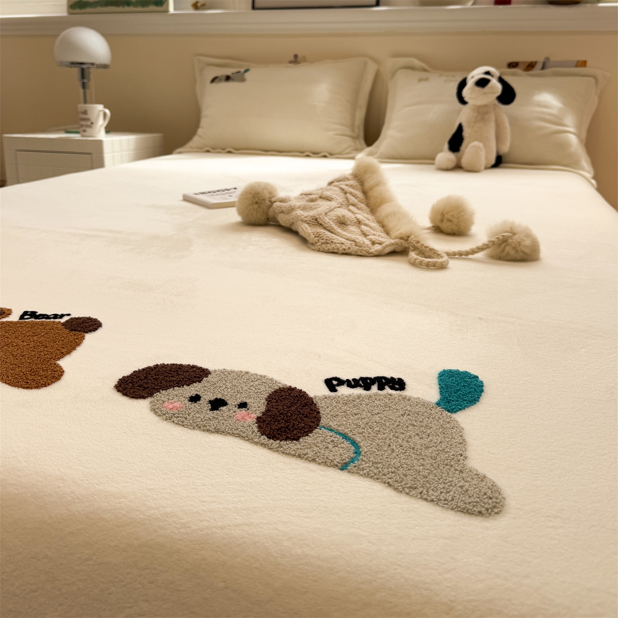 91家纺网 家纺一手货源 找家纺 857家居 2025新款卡通牛奶绒刺绣床笠 蒙趣世界