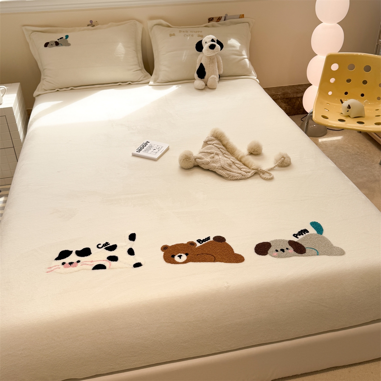 91家纺网 家纺一手货源 找家纺 857家居 2025新款卡通牛奶绒刺绣床笠 蒙趣世界