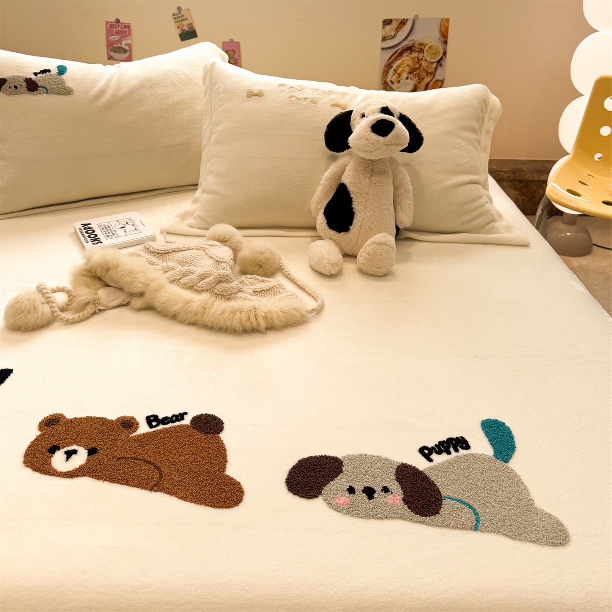 91家纺网 家纺一手货源 找家纺 857家居 2025新款卡通牛奶绒刺绣床笠 蒙趣世界