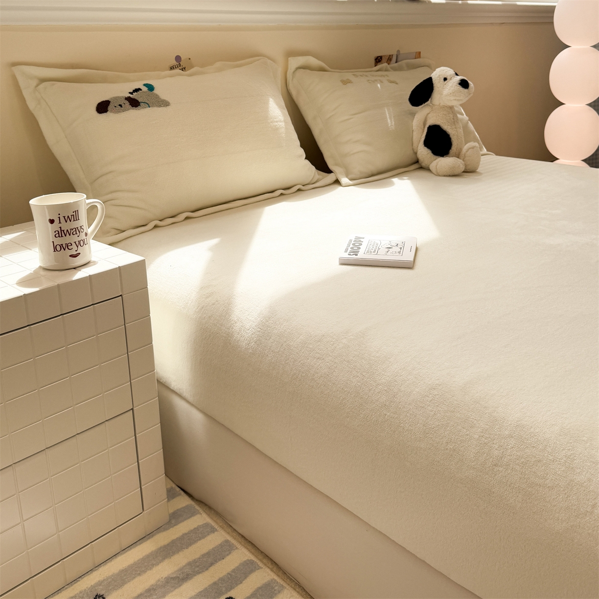 91家纺网 家纺一手货源 找家纺 857家居 2025新款卡通牛奶绒刺绣床笠 蒙趣世界