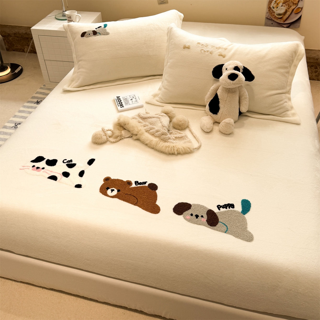 91家纺网 家纺一手货源 找家纺 857家居 2025新款卡通牛奶绒刺绣床笠 蒙趣世界