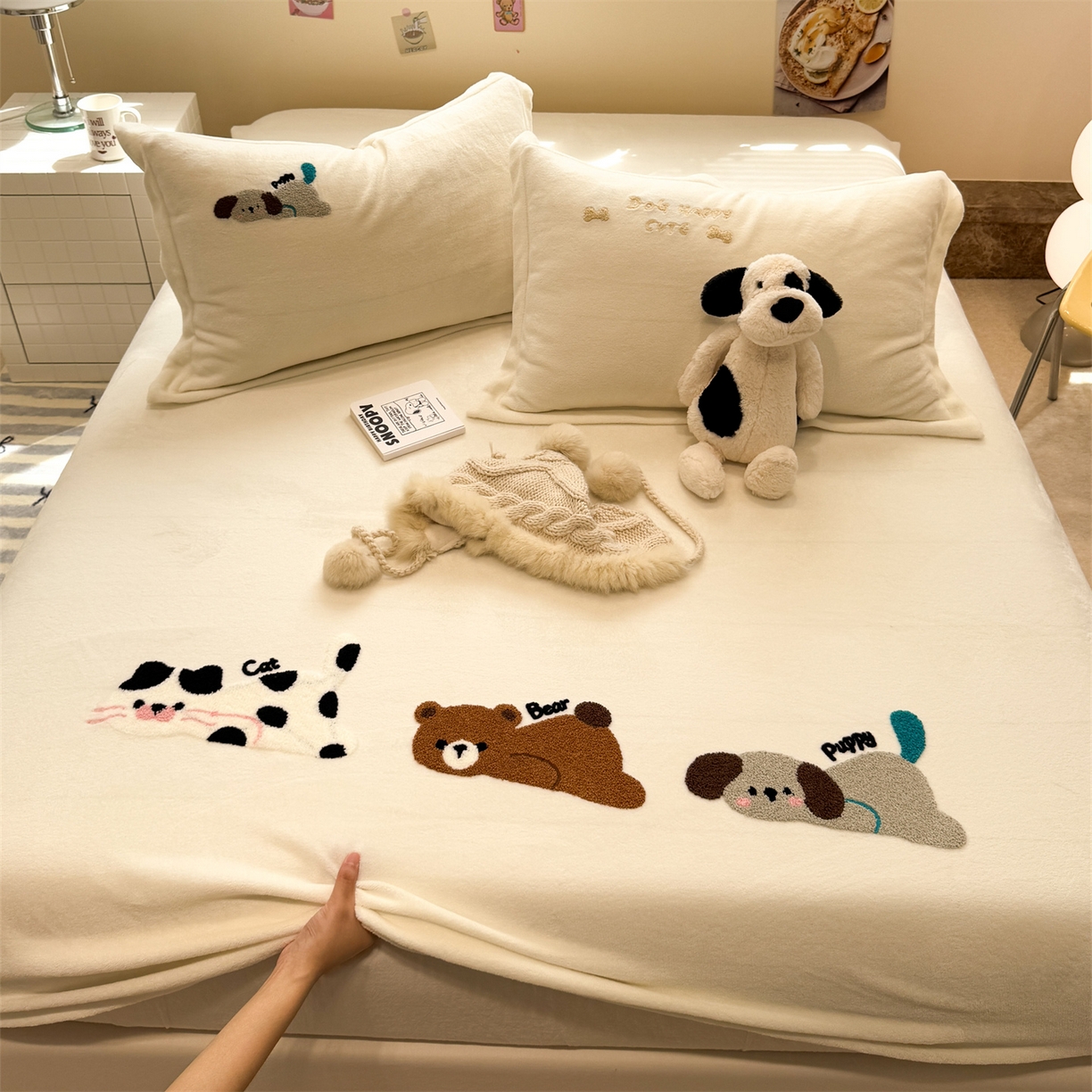 91家纺网 家纺一手货源 找家纺 857家居 2025新款卡通牛奶绒刺绣床笠 蒙趣世界