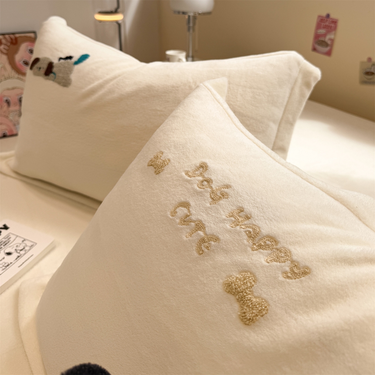 91家纺网 家纺一手货源 找家纺 857家居 2025新款卡通牛奶绒刺绣床笠 蒙趣世界