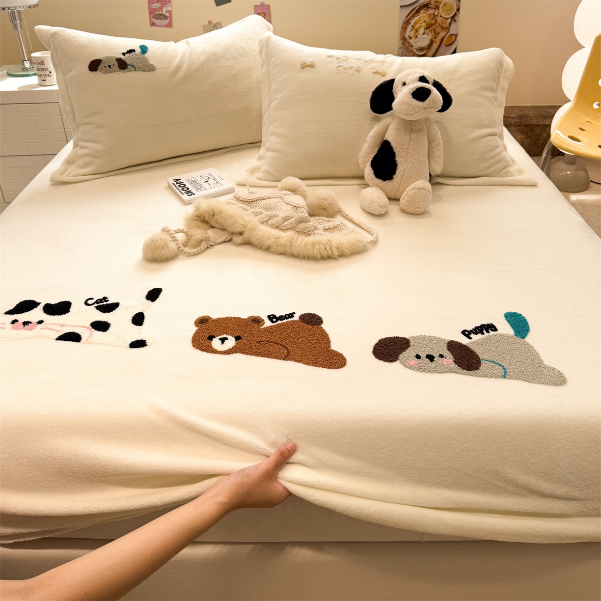 91家纺网 家纺一手货源 找家纺 857家居 2025新款卡通牛奶绒刺绣床笠 蒙趣世界