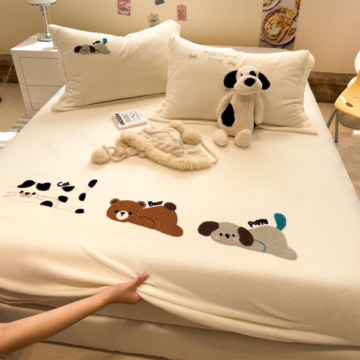 91家纺网 家纺一手货源 找家纺 857家居 2025新款卡通牛奶绒刺绣床笠 蒙趣世界