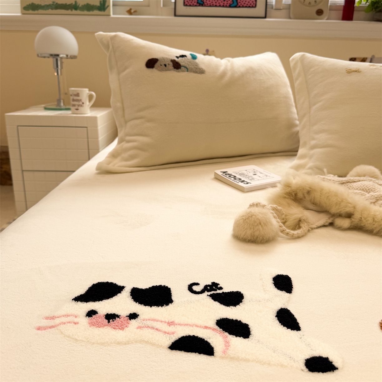 91家纺网 家纺一手货源 找家纺 857家居 2025新款卡通牛奶绒刺绣床笠 蒙趣世界