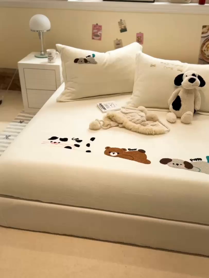 91家纺网 家纺一手货源 找家纺 857家居 2025新款卡通牛奶绒刺绣床笠 蒙趣世界