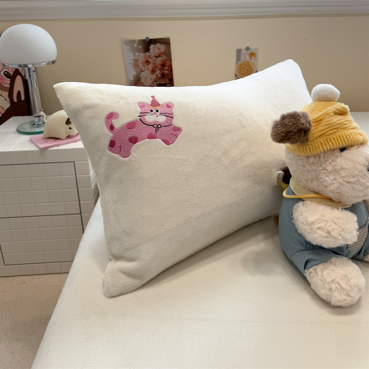 91家纺网 家纺一手货源 找家纺 857家居 2025新款卡通牛奶绒刺绣床笠 梦幻猫