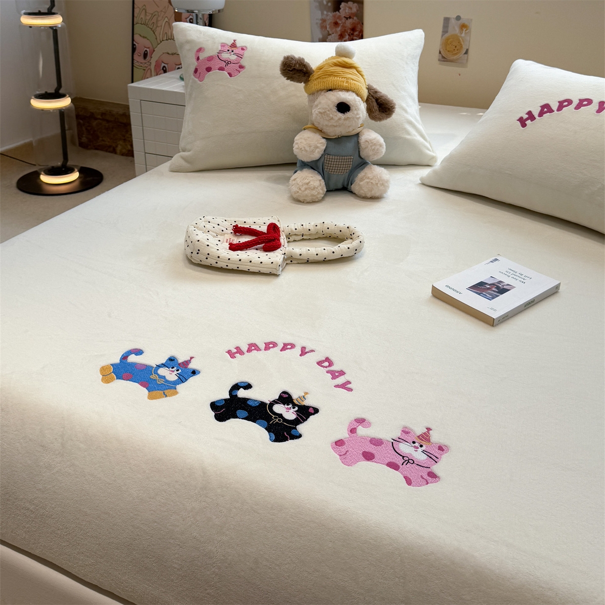 91家纺网 家纺一手货源 找家纺 857家居 2025新款卡通牛奶绒刺绣床笠 梦幻猫