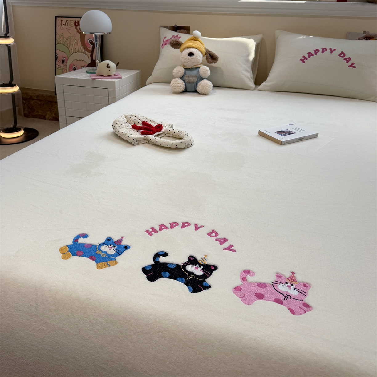 91家纺网 家纺一手货源 找家纺 857家居 2025新款卡通牛奶绒刺绣床笠 梦幻猫