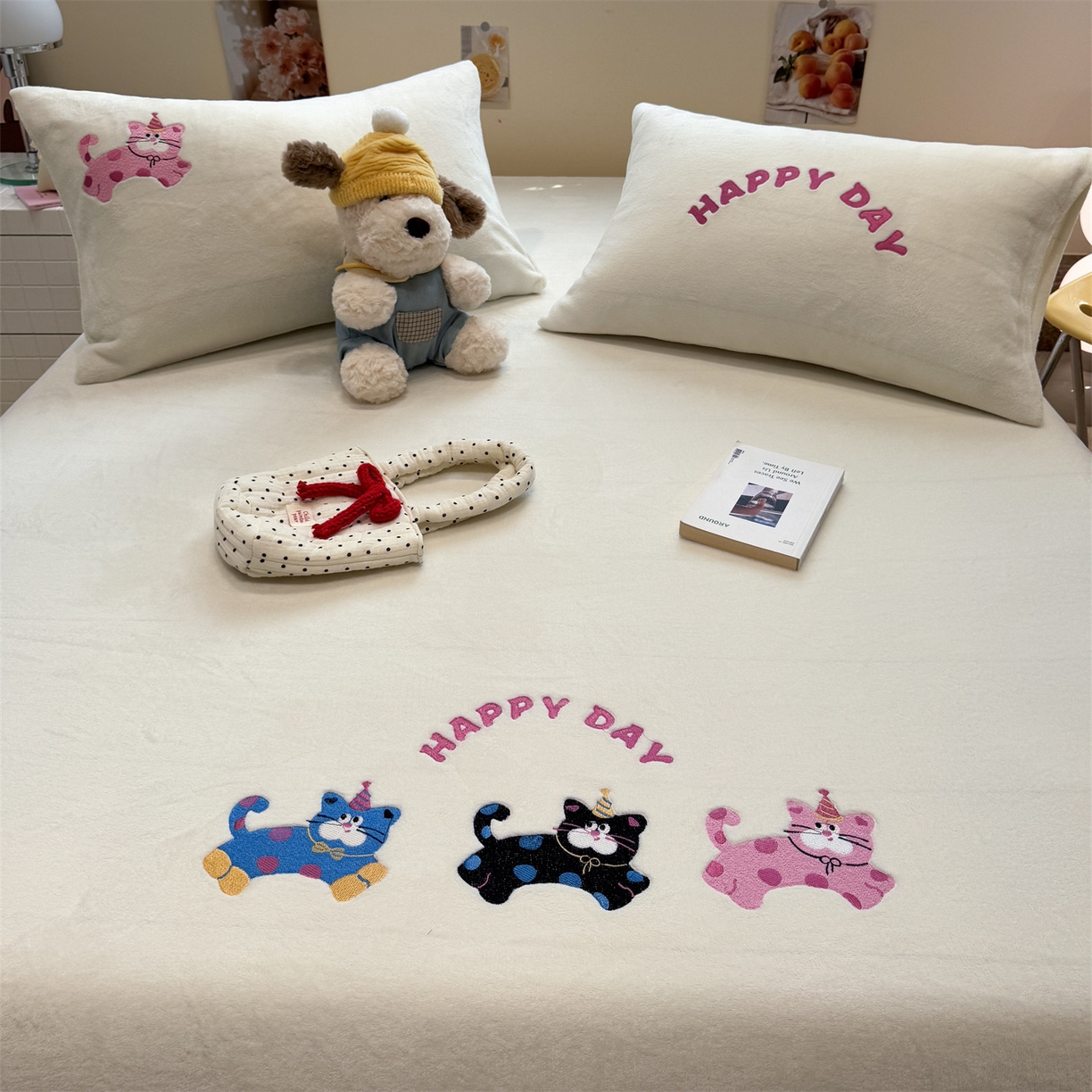 91家纺网 家纺一手货源 找家纺 857家居 2025新款卡通牛奶绒刺绣床笠 梦幻猫