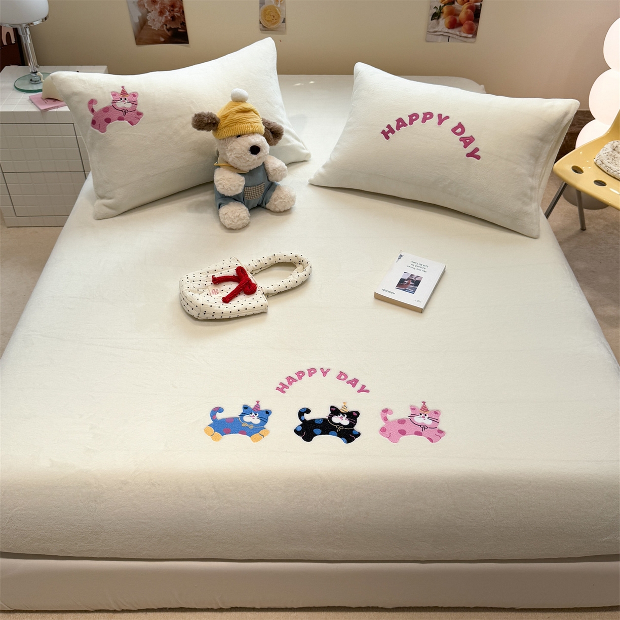 91家纺网 家纺一手货源 找家纺 857家居 2025新款卡通牛奶绒刺绣床笠 梦幻猫