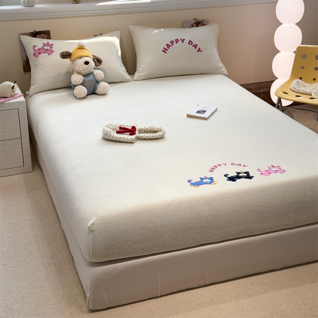 91家纺网 家纺一手货源 找家纺 857家居 2025新款卡通牛奶绒刺绣床笠 梦幻猫