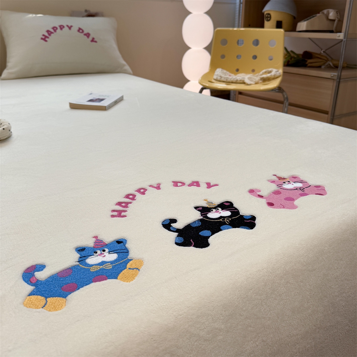 91家纺网 家纺一手货源 找家纺 857家居 2025新款卡通牛奶绒刺绣床笠 梦幻猫