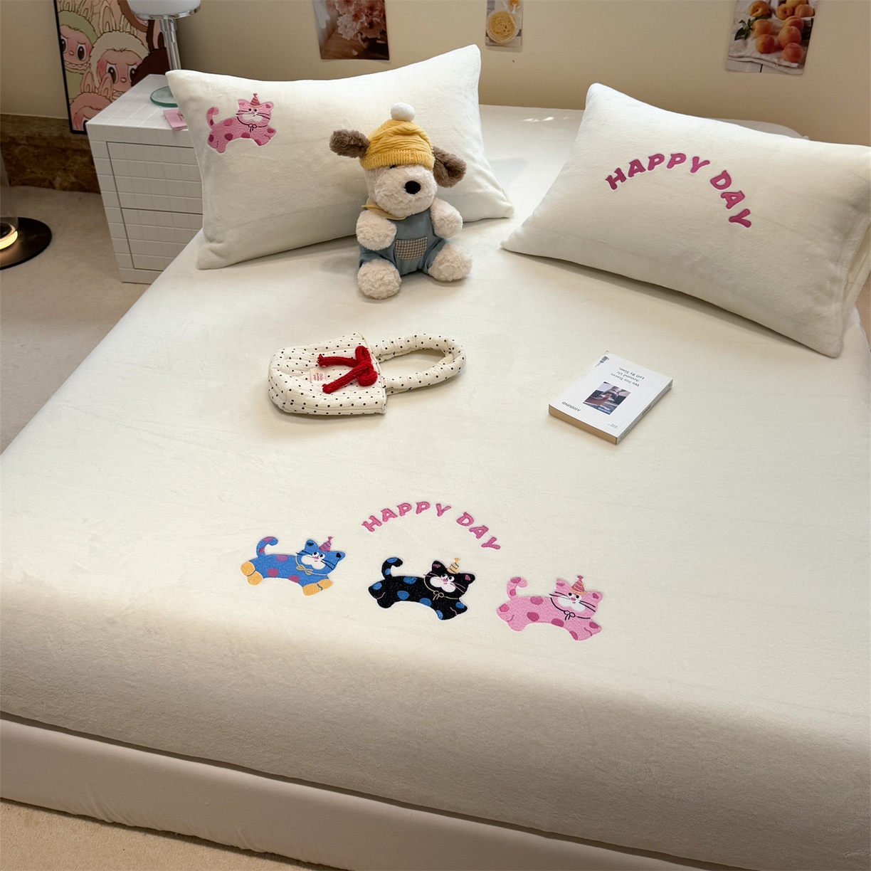 91家纺网 家纺一手货源 找家纺 857家居 2025新款卡通牛奶绒刺绣床笠 梦幻猫