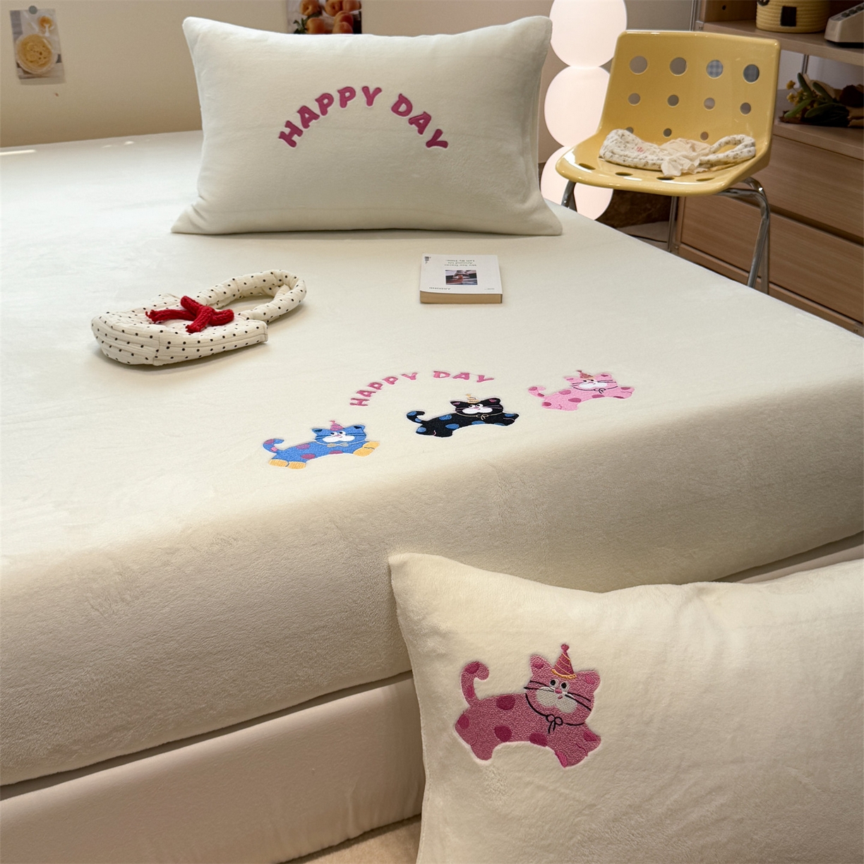 91家纺网 家纺一手货源 找家纺 857家居 2025新款卡通牛奶绒刺绣床笠 梦幻猫