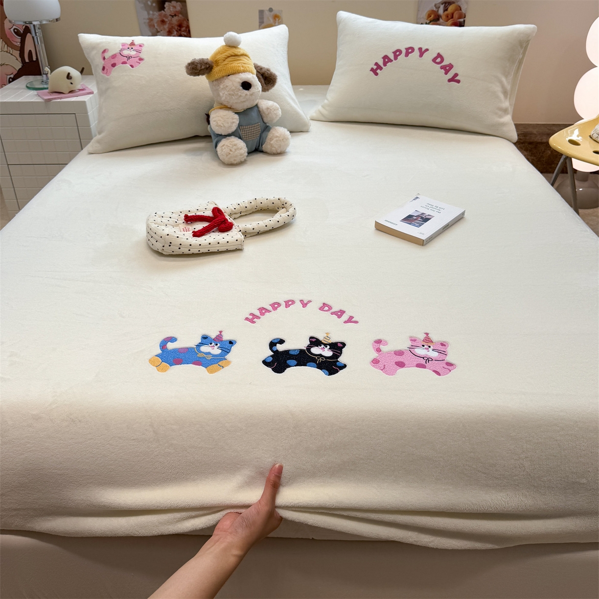 91家纺网 家纺一手货源 找家纺 857家居 2025新款卡通牛奶绒刺绣床笠 梦幻猫