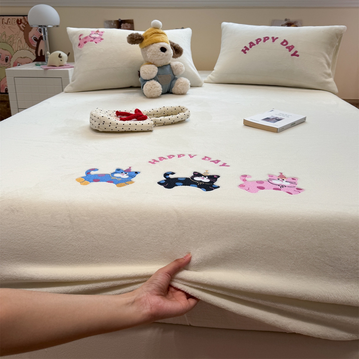 91家纺网 家纺一手货源 找家纺 857家居 2025新款卡通牛奶绒刺绣床笠 梦幻猫