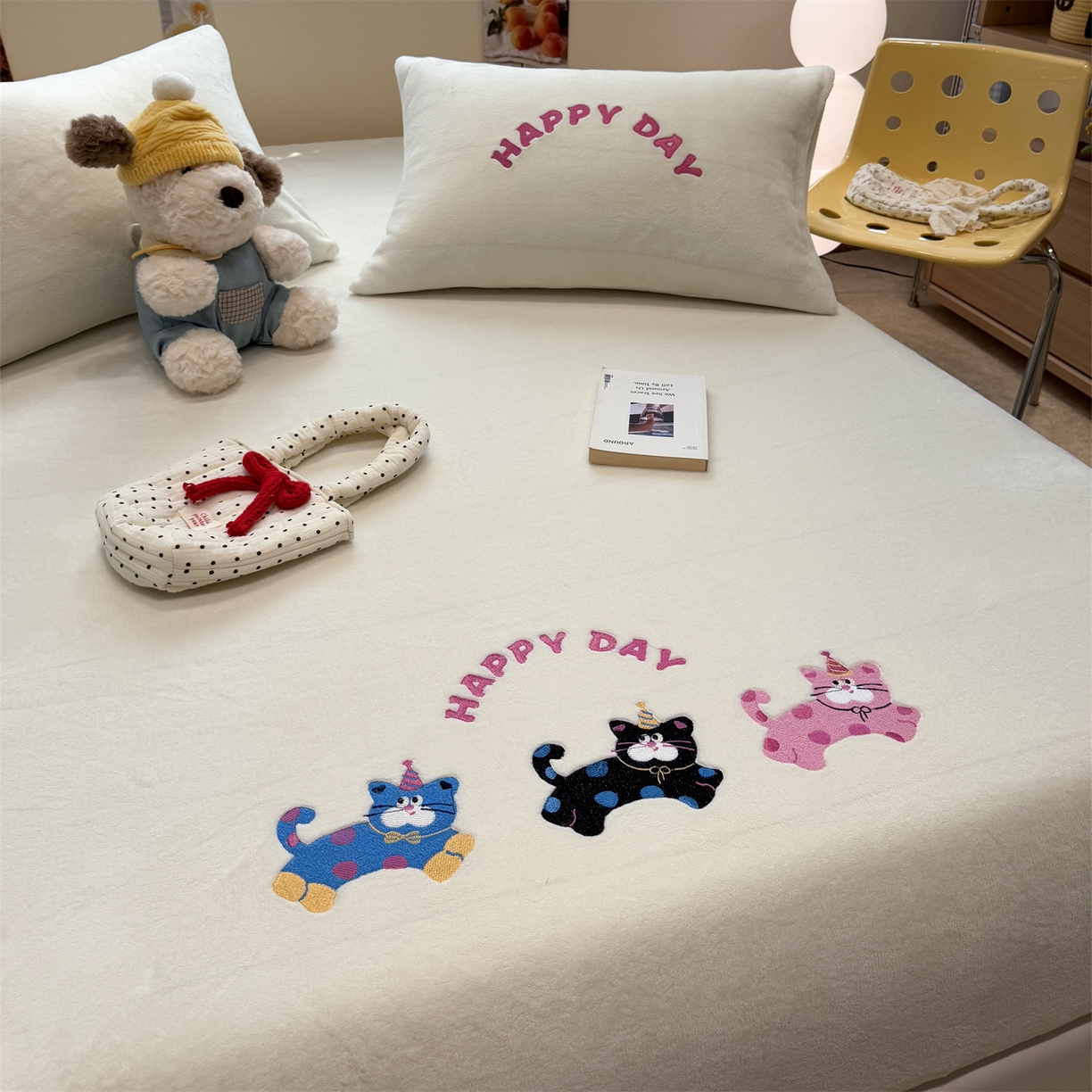 91家纺网 家纺一手货源 找家纺 857家居 2025新款卡通牛奶绒刺绣床笠 梦幻猫