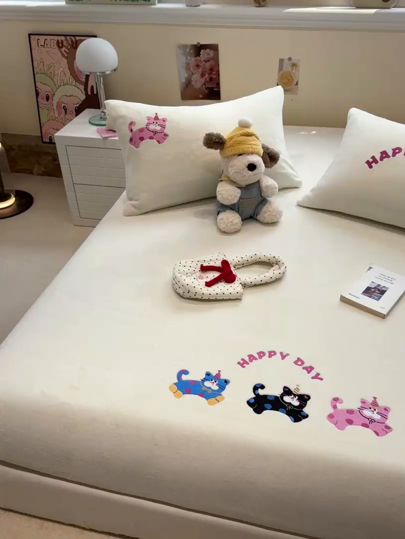 91家纺网 家纺一手货源 找家纺 857家居 2025新款卡通牛奶绒刺绣床笠 梦幻猫