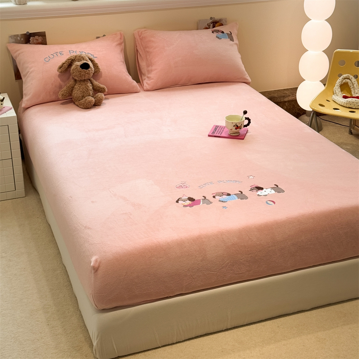 91家纺网 家纺一手货源 找家纺 857家居 2025新款卡通牛奶绒刺绣床笠 蜜桃狗