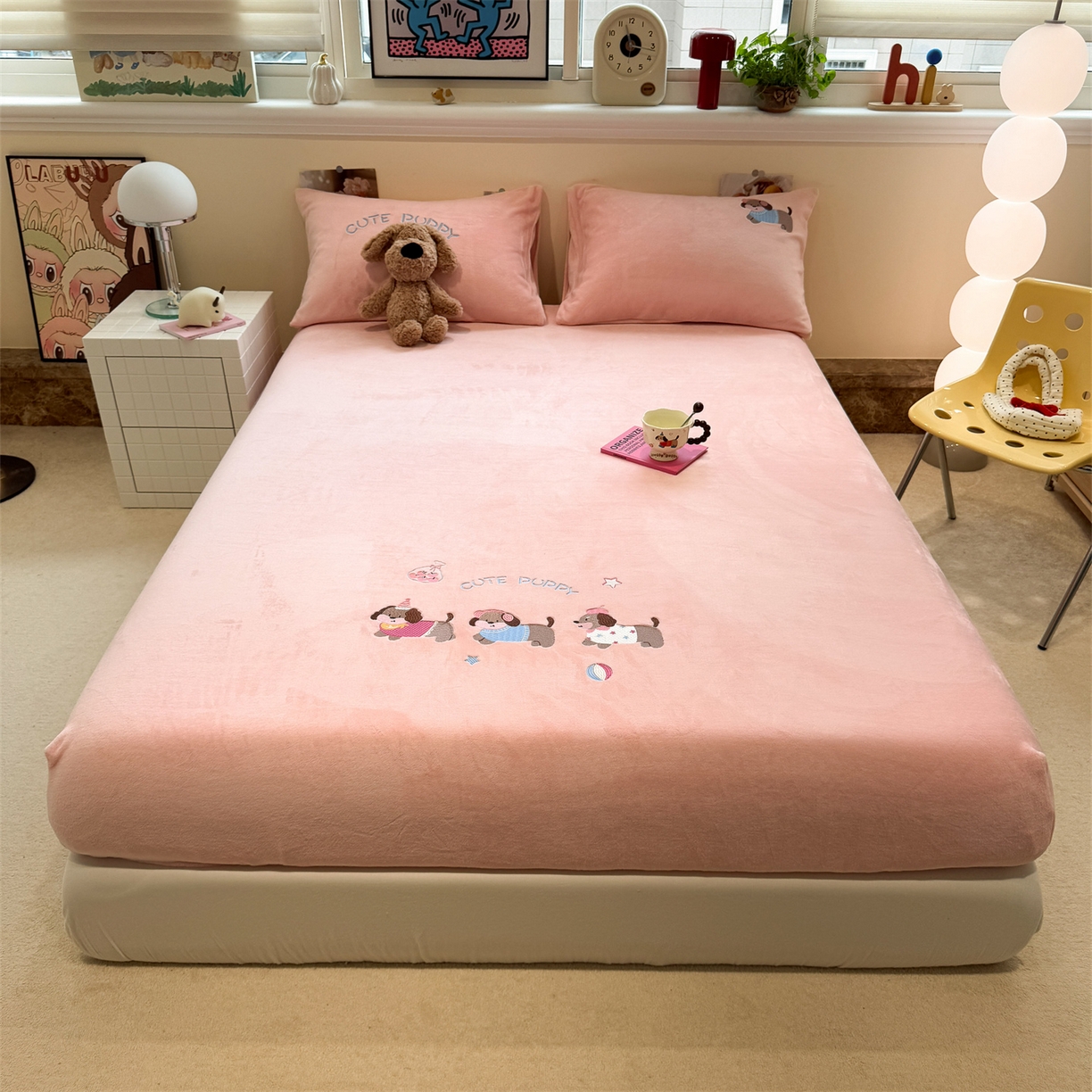 91家纺网 家纺一手货源 找家纺 857家居 2025新款卡通牛奶绒刺绣床笠 蜜桃狗