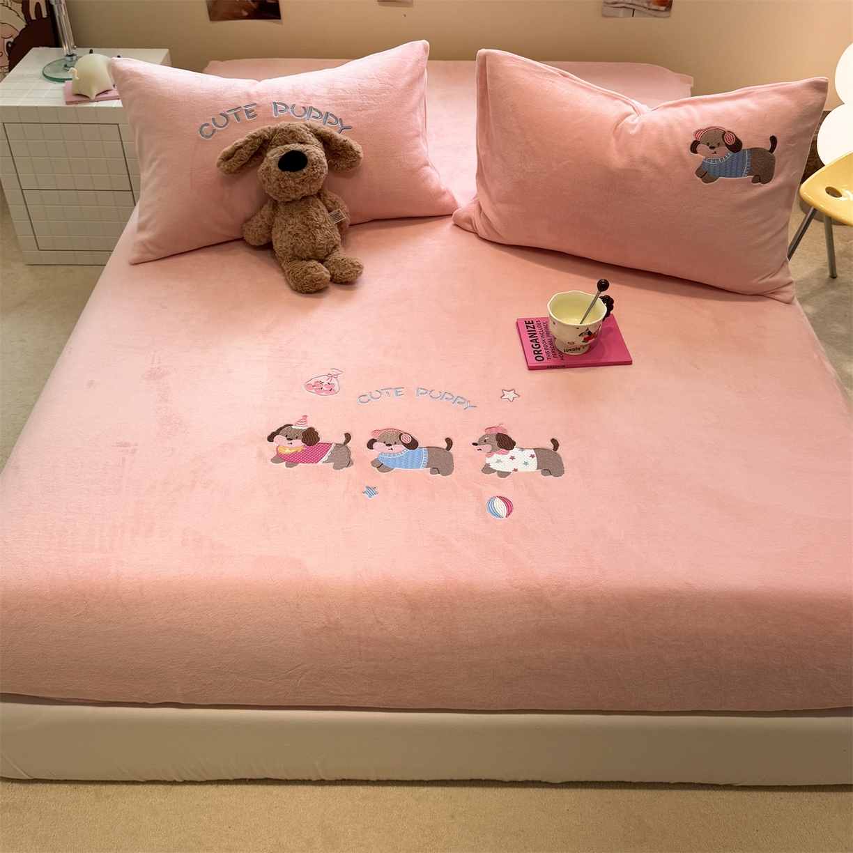 91家纺网 家纺一手货源 找家纺 857家居 2025新款卡通牛奶绒刺绣床笠 蜜桃狗