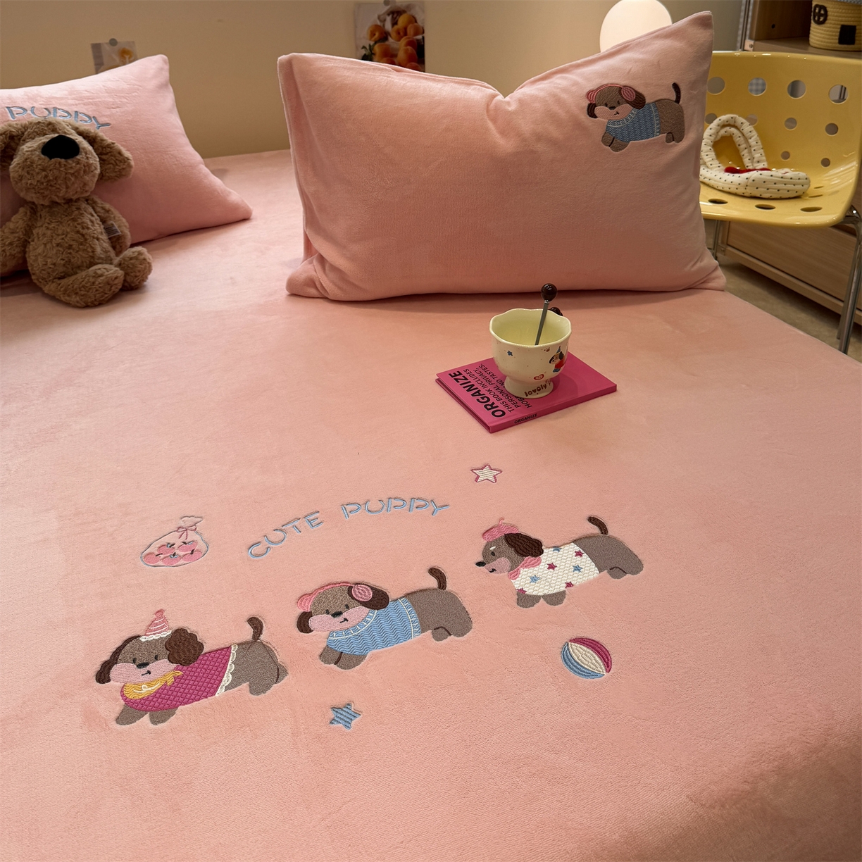 91家纺网 家纺一手货源 找家纺 857家居 2025新款卡通牛奶绒刺绣床笠 蜜桃狗