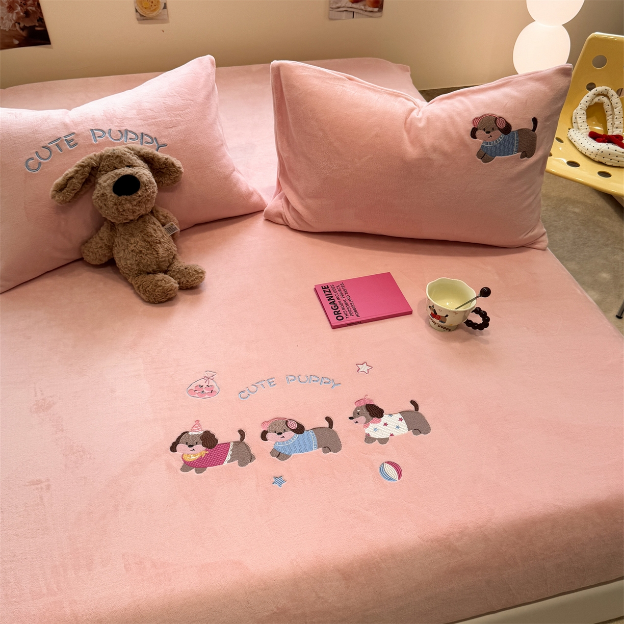 91家纺网 家纺一手货源 找家纺 857家居 2025新款卡通牛奶绒刺绣床笠 蜜桃狗