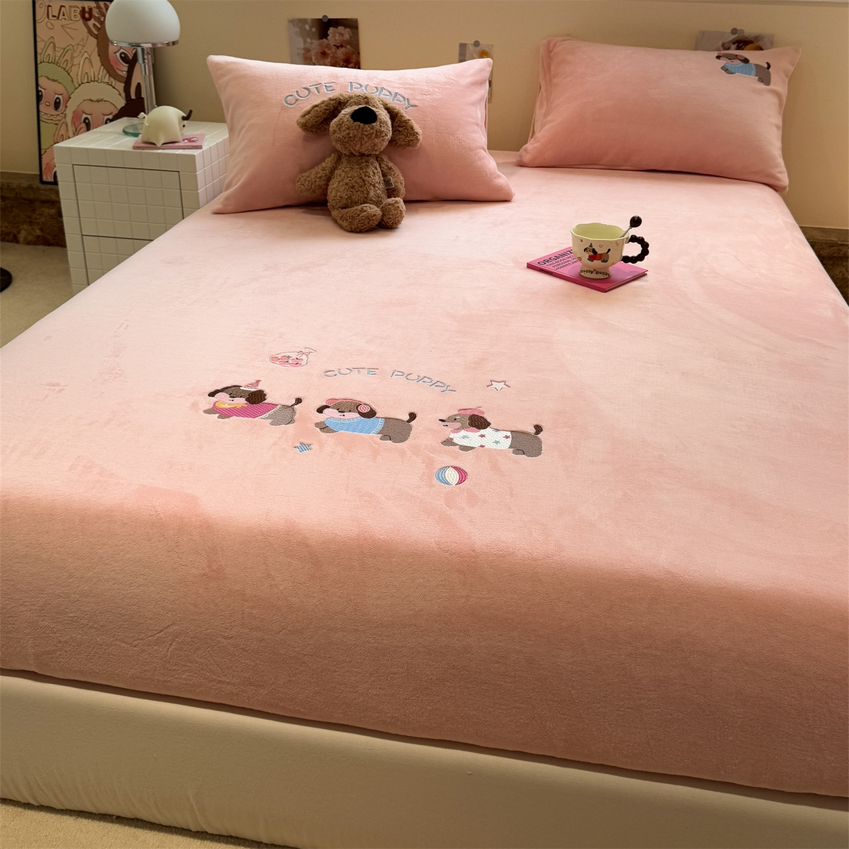 91家纺网 家纺一手货源 找家纺 857家居 2025新款卡通牛奶绒刺绣床笠 蜜桃狗