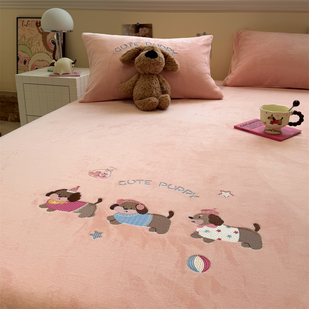 91家纺网 家纺一手货源 找家纺 857家居 2025新款卡通牛奶绒刺绣床笠 蜜桃狗