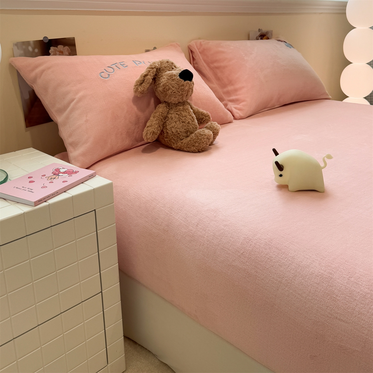 91家纺网 家纺一手货源 找家纺 857家居 2025新款卡通牛奶绒刺绣床笠 蜜桃狗