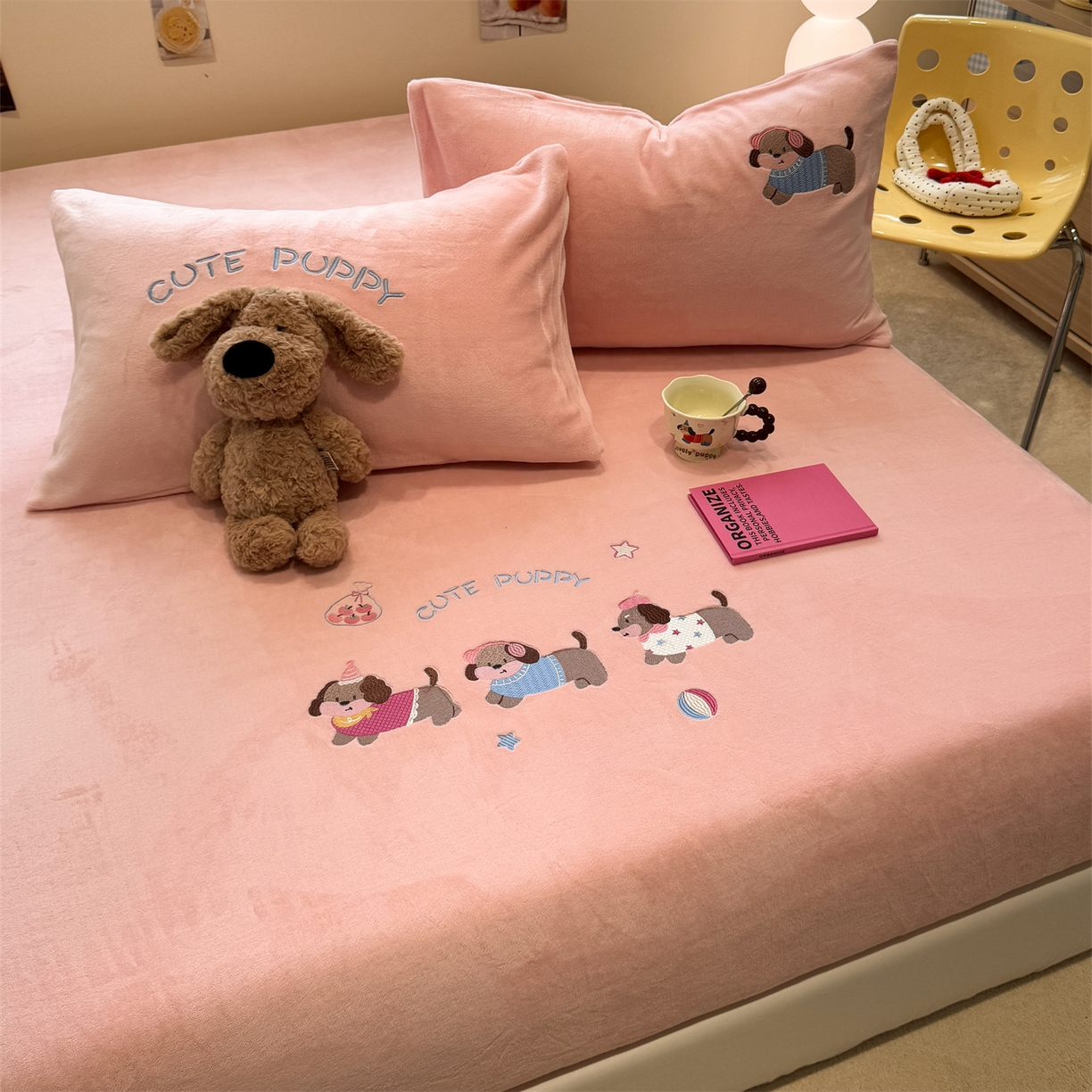 91家纺网 家纺一手货源 找家纺 857家居 2025新款卡通牛奶绒刺绣床笠 蜜桃狗