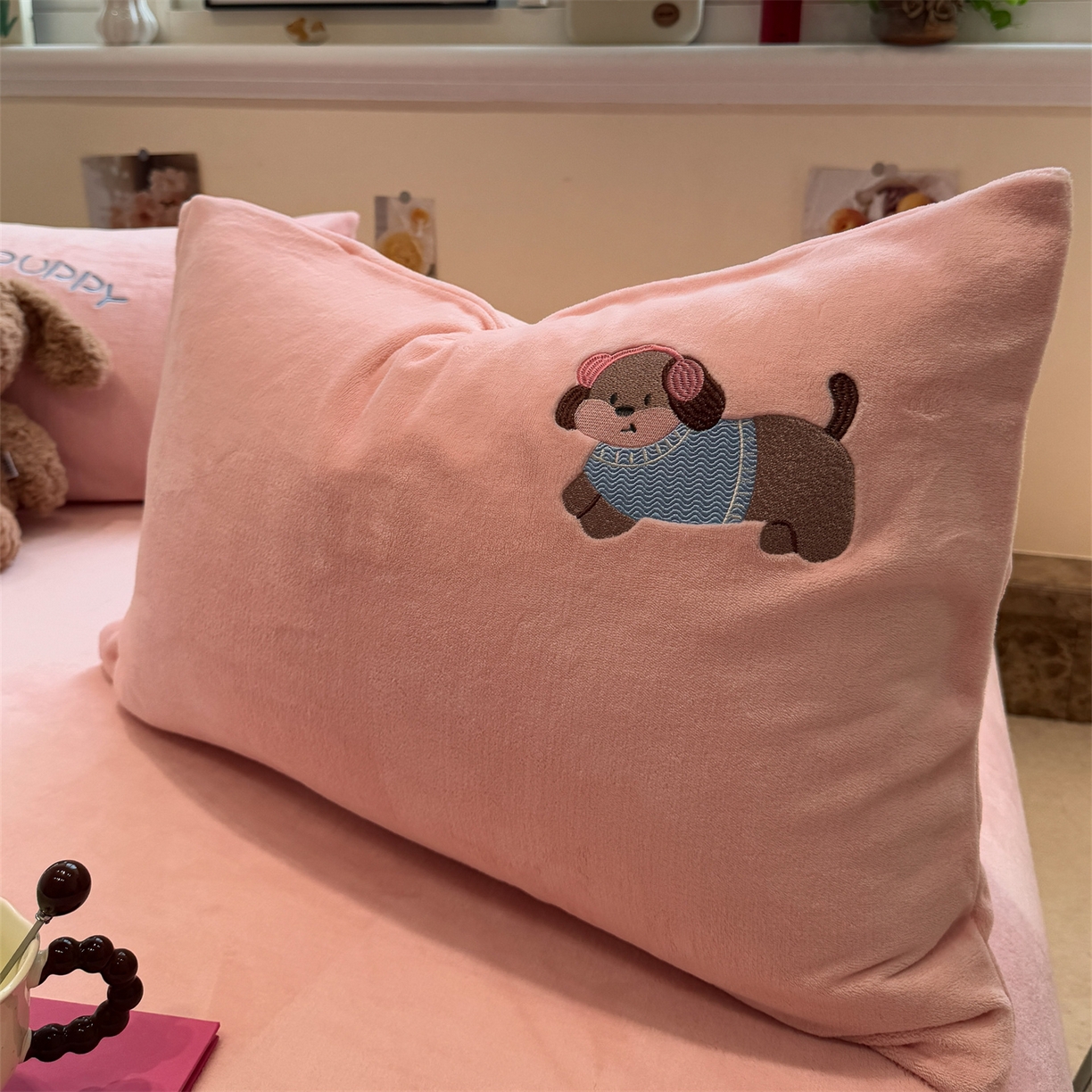 91家纺网 家纺一手货源 找家纺 857家居 2025新款卡通牛奶绒刺绣床笠 蜜桃狗