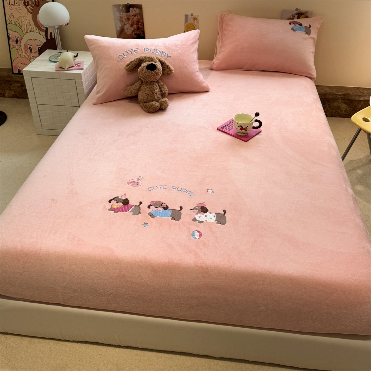 91家纺网 家纺一手货源 找家纺 857家居 2025新款卡通牛奶绒刺绣床笠 蜜桃狗